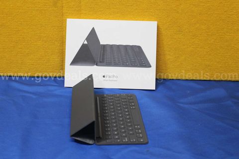 (1) Apple iPad Pro Smart Keyboard
