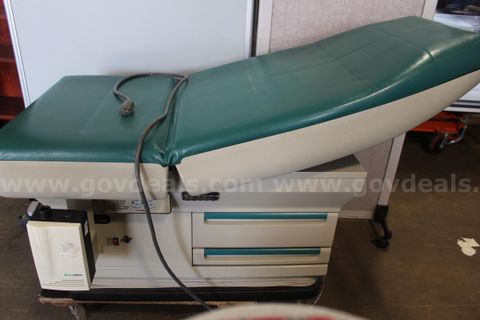(1) Midmark 405-016 Exam Table