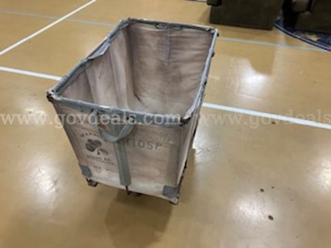 one laundry cart (AGO-HYCA)
