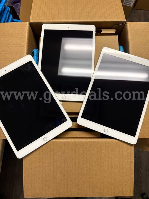 Lot 8 - 20 - 8th Gen Ipads, 32gb, no cases, no chargers, have been wiped, sold as is