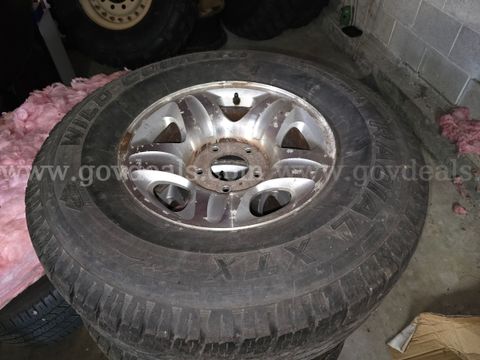 265/75R16 M+S Wild Country tires mounted on 5-hole rims.