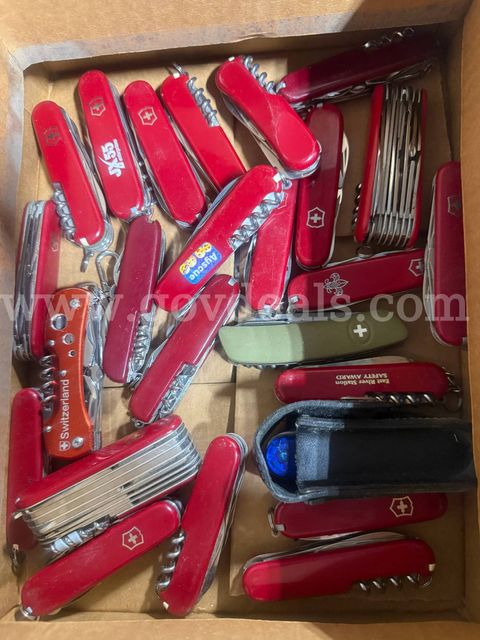 Lot of 25 Swiss Army Knives