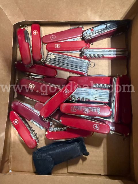 Lot of 25 Swiss Army Knives