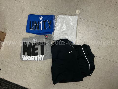 M - T-Shirts (3), Sweatpants (1)