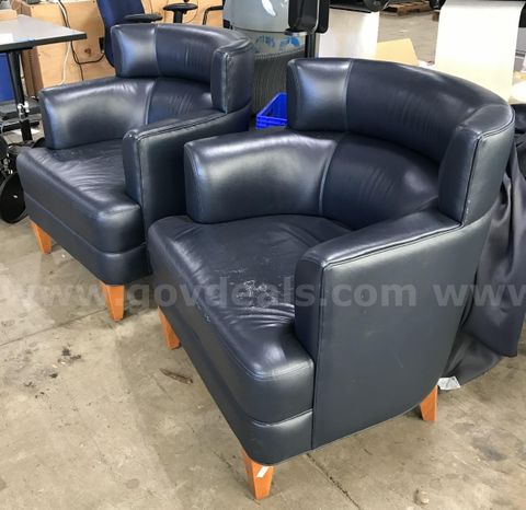 2 Used cushioned chairs. (S2)