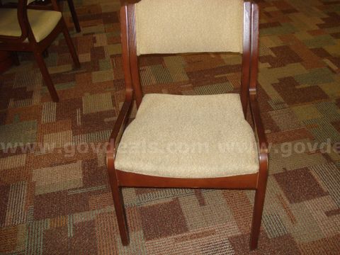 lot of 34 chairs