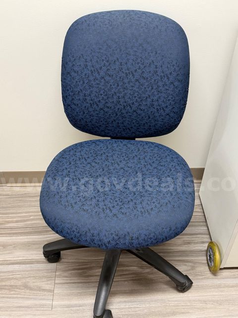 Blue Rolling Task Chair (NOTE - PICKUP AT CARMI, IL CAMPUS)