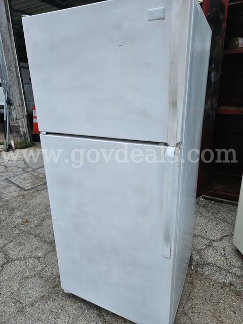 1 White Estate Refrigerator