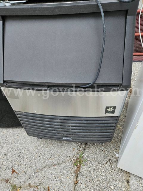 1 Black/Stainless Manitowoc Ice Maker