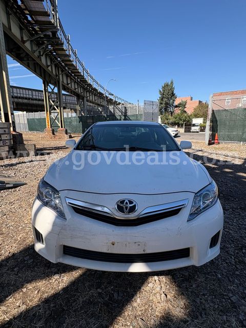 2011 Toyota Camry Hybrid (M1084X)