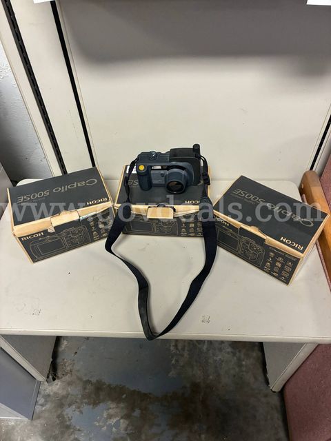 Lot of 4 RICOH Caplio 500SE Digital Cameras 3 in box 1 not in box