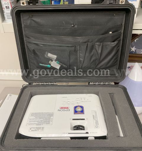 Used Epson LCD Projector EX9220 - crystal clear display. *****MUST PICK UP ITEM******