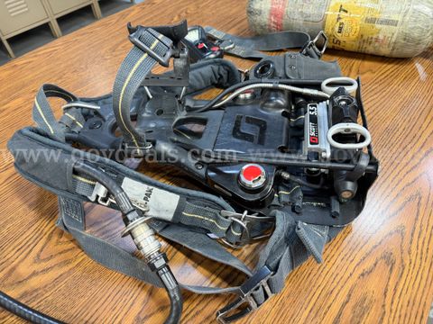 Scott 5500 X3 air pack w/ (3) QD regulators, (3) AV3000HT facepieces & (2) 5500psi cylinders