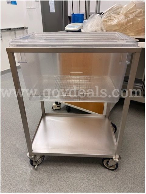 Rubbermaid 3301 Food/Tote Box with Rubbermaid 3302 Lid – Feed Bin - Vivarium/Laboratory Equipment