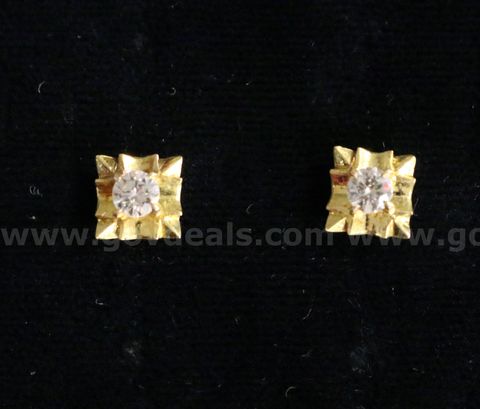 18K Yellow Gold Stud Design Earring With Diamonds, 2.0 Grams