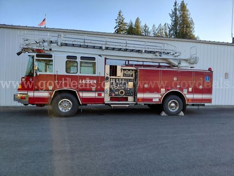 1998 Pierce Model Tilt Cab ladder truck (AERIAL) NON RUNNING