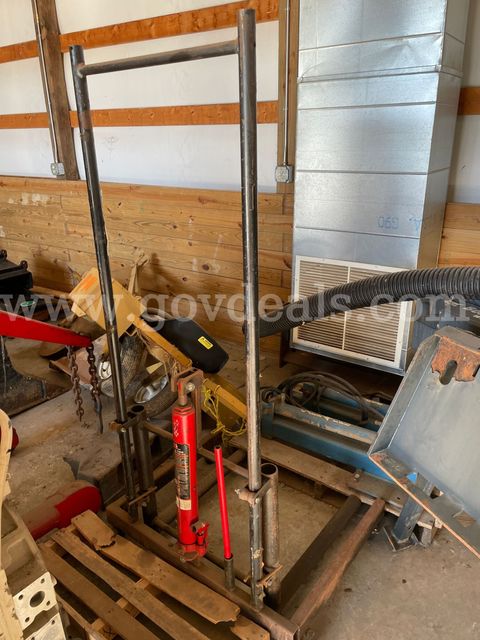Lot of a Hydraulic Tire Lift and Hydraulic Jack