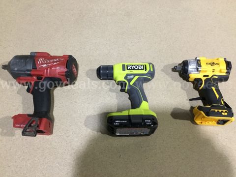 1 Lot of assorted Cordless Drills