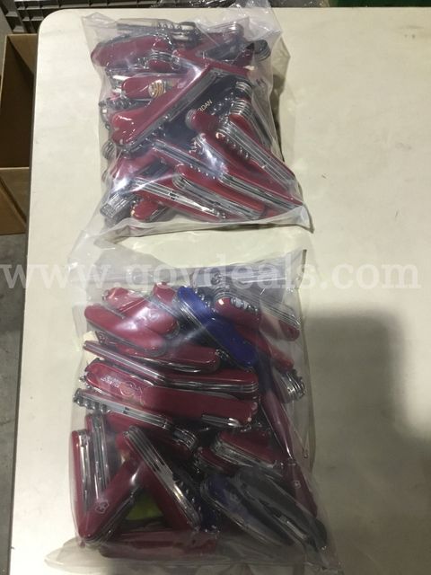 Victorinox Lot