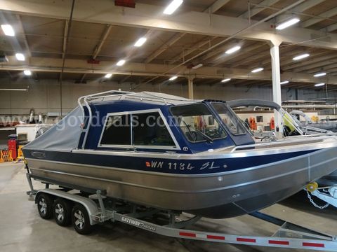 26-foot 2017 Thunder Jet Alexis with Dual Supercharged Verado 175hp engines at only 20 hours.