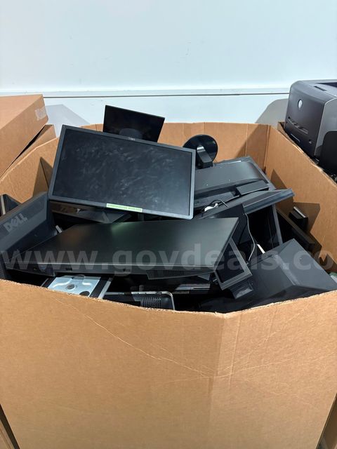Approximately 30-40 assorted used computer monitors from 15"-22"