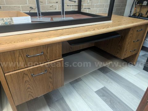 Desk and 5-drawer Filing Cabinets