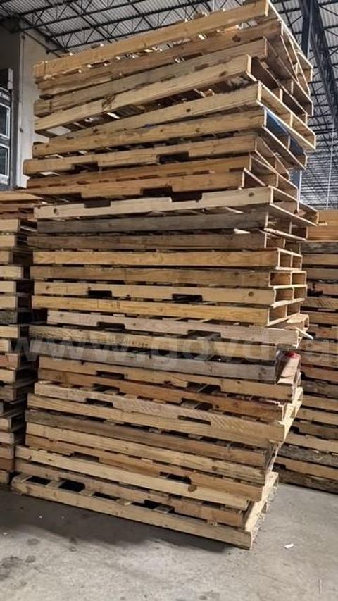 Wood Pallets - Approximately 600 Oversized Pallets - Dallas STC