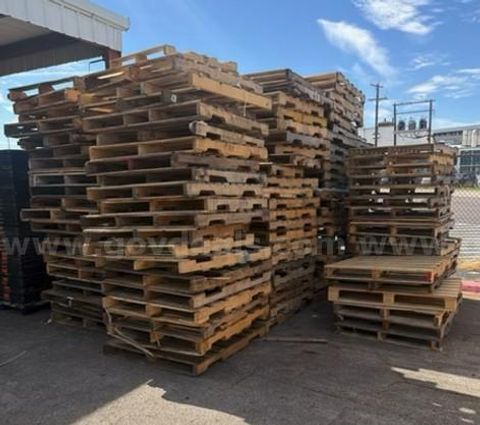 Lot of approximately 100 wood pallets