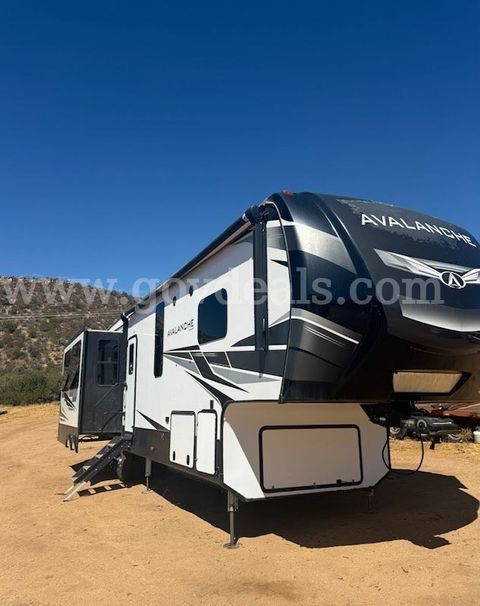 2021 KEYSTONE AVALANCHE AV365MB21 5TH WHEEL RV TRAILER FOR SALE. THIS RV IS IN GOOD SHAPE AND READY TO CAMP Length 39'