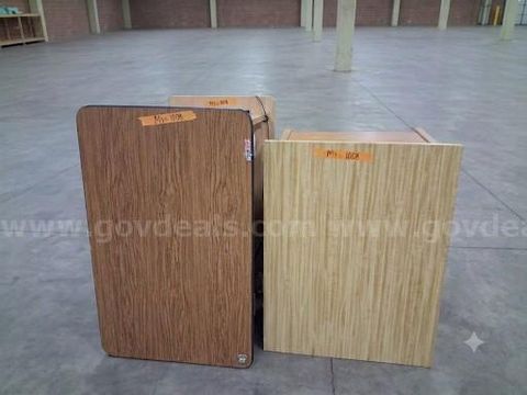 Classroom Teachers Desk (lot)
