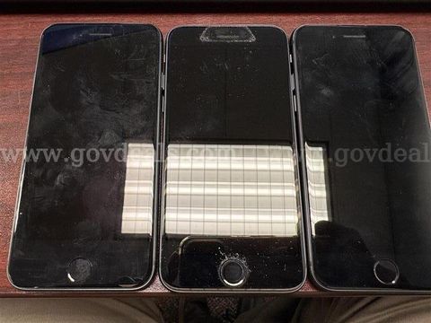 Lot of 3 iPhone 8