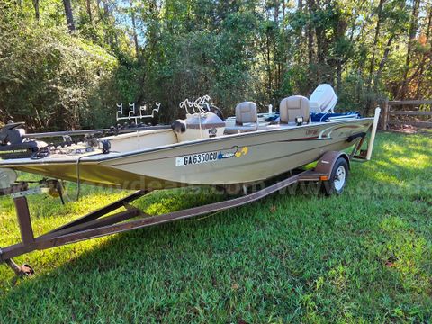 2002 AlumaCraft Crappie Pro 17.6 Ft Fishing Boat