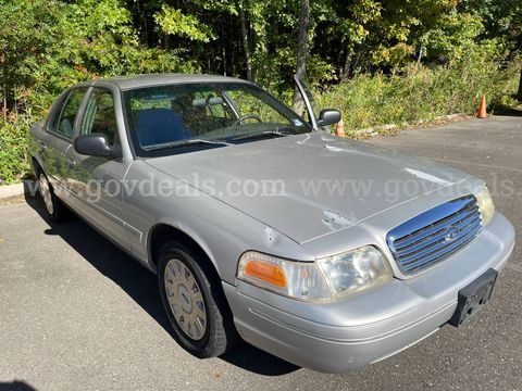 2005 Ford Crown Victoria 4-Door Sedan – 4.6L V8
