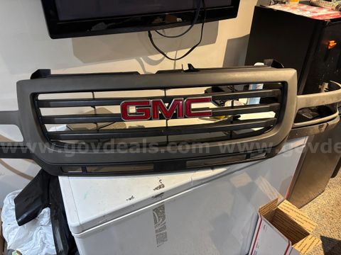 2003-2006 GMC 2500 3500 Front Upper Plastic Grille Grill Emblem