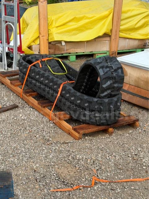 Brand new Bobcat brand 300 x 80 x 52 Tracks