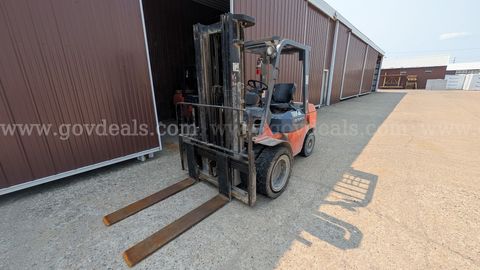 2004 Toyota 7FDU30 Pneumatic Tire Forklift