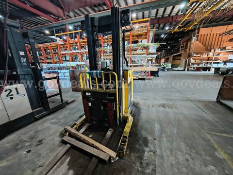 2001 Hyster N40XMR2 Narrow Isle Single Reach Forklift -Inoperable