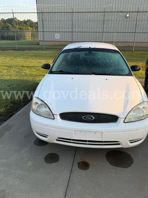 2005 Ford Taurus SEDAN 4-DR, 3.0L V6 OHV 12V FFV.