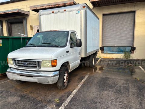 Ford E-Series (likely E-350 or E-450) commercial box truck with a Morgan dry freight box and a hydraulic liftgate