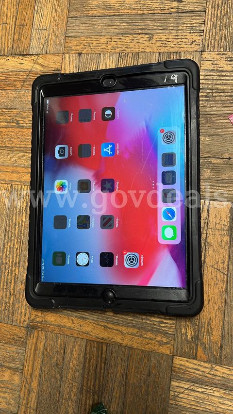 A lot of 20 iPad Air 1 model A1474 32GB with cases