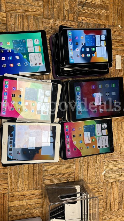 A lot of 53 mixed iPads clean ID but cracked screen No icloud