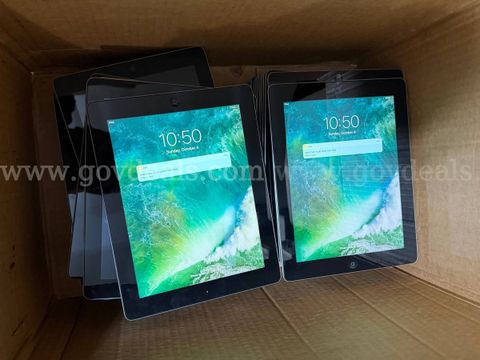 Lot of 29 - Apple iPad 4th Gen A1458 16GB Silver wifi