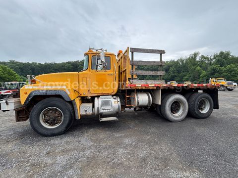 1995 Mack RD690S Tandem Axle Flatbed Truck
