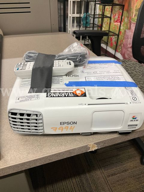 Epson PowerLite 955W 3000 Lumens WXGA 3LCD Projector HDMI H582A w/ Remote