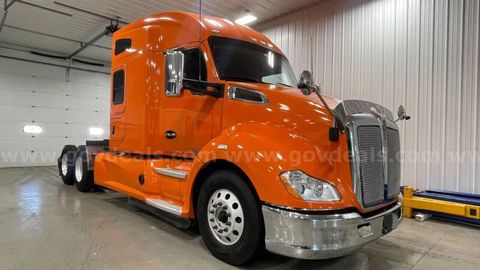 2019 Kenworth T680 6x4 Mid-Roof Sleeper