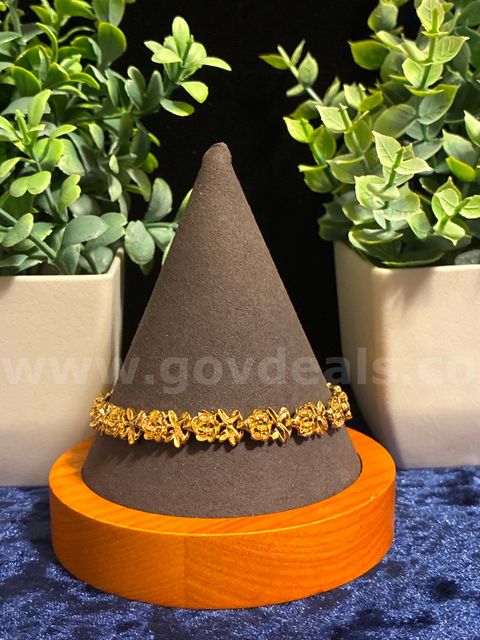 Beautiful, 8 Inch, Ladies Bracelet, Diamond-Cut Flower, 24K Gold Filled.