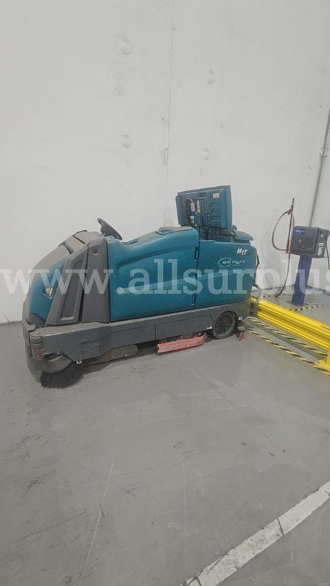 Tennant M17 Ride-On Floor Scrubber