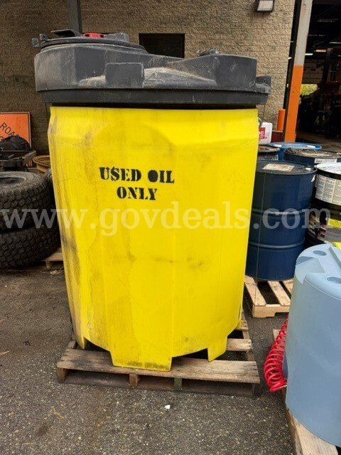 waste oil storage tank poly/ w x4 containment pads (used)