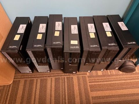 One lot of 8 computers (7 desktops, 1 laptop)