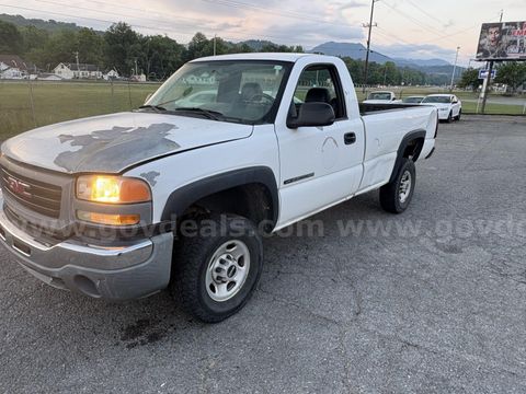 2007 GMC Sierra Classic 2500HD Work Truck 2WD